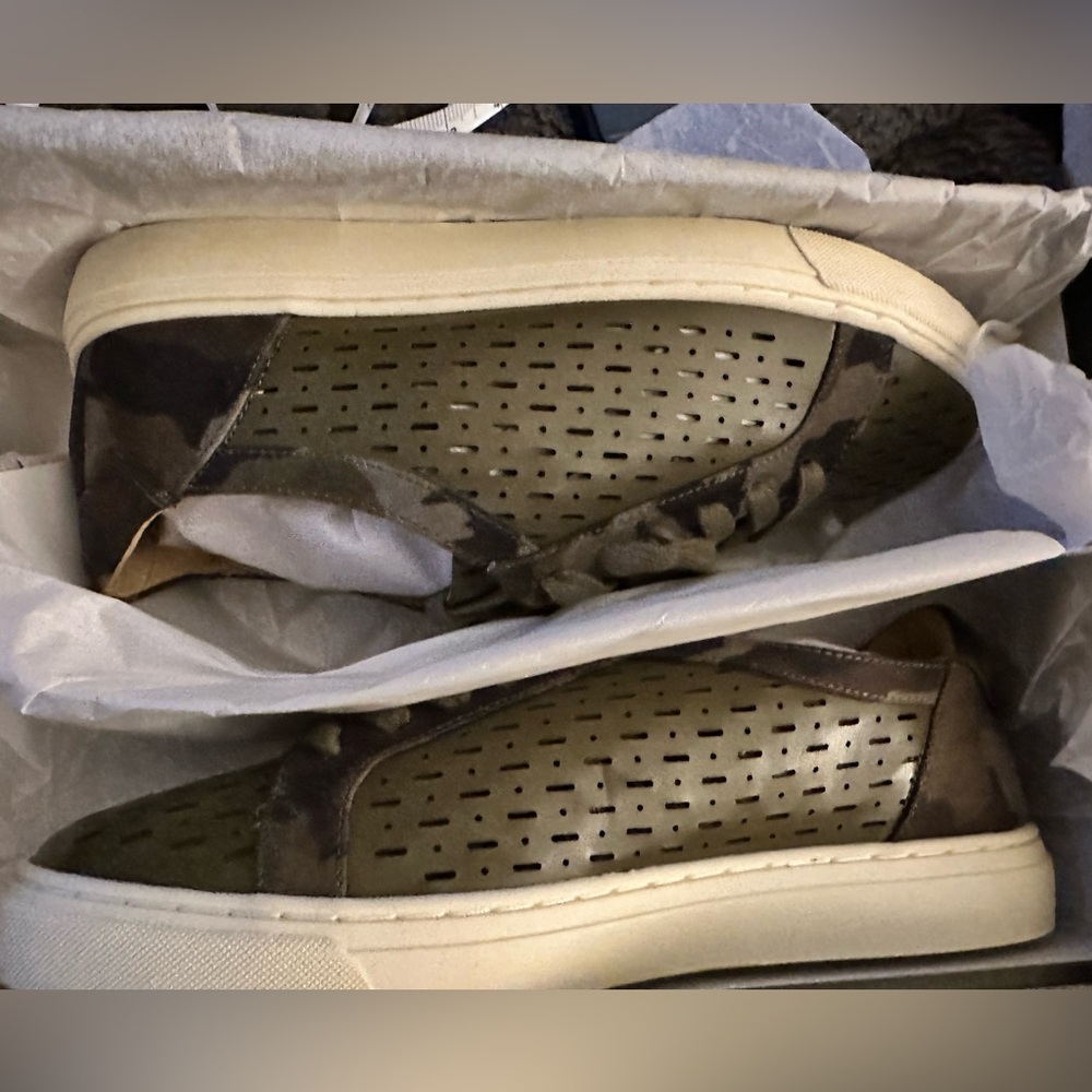 Woman’s camo colored tennis shoes New in box - Picture 4 of 7